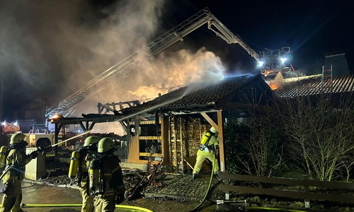 Der Dachstuhl des angrenzenden Hauses brannte ebenfalls.