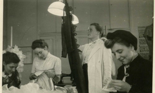 Ein Einblick in die Kleidermacherei, Ruth Zimmermann und ihre Schneiderinnen.