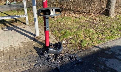 Der Mülleimer brannte vollständig aus.