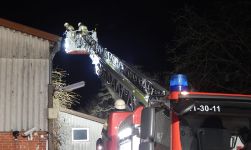Die Drehleiter aus Helmstedt unterstützte die Löscharbeiten.
