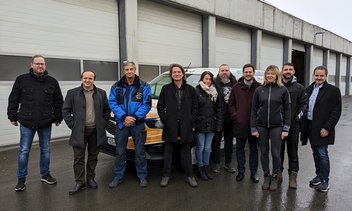 Große Freude über das neue Fahrzeug des Betriebshofs: Sebastian Heim, Leiter des städtischen Betriebshofs, mit den anwesenden Sponsorinnen und Sponsoren nach der feierlichen Übergabe.