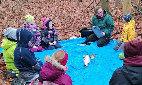 Melanie Bänsch mit Teilnehmern der NAJU-Veranstaltung.