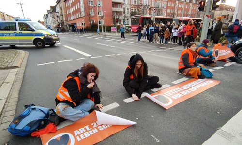 Klebten sich auf die Straße: Mitglieder der Letzten Generation.