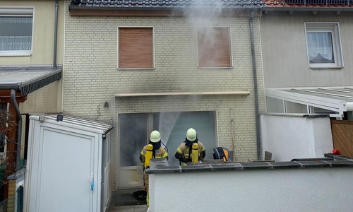Die Fassade eines Hauses hatte Feuer gefangen. 