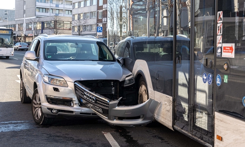 Das Auto war in den Bus gekracht.