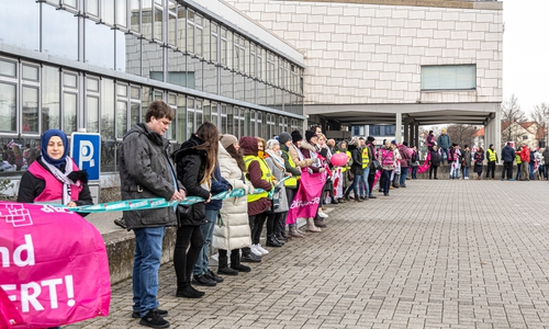 Die Streikenden bildeten eine Menschenkette um das Rathaus.