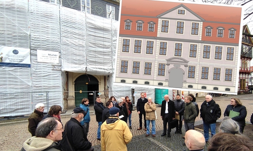 Das Standesamt am Stadtmarkt muss saniert werden. Es soll seine ursprüngliche Fassade zurückerhalten. Mitglieder des Bauausschusses informierten sich vor Ort.