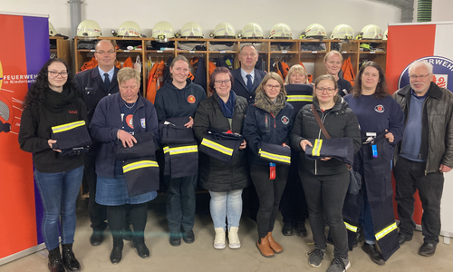 Die Feuerwehrfrauen erhielten nun ihre Hosen.