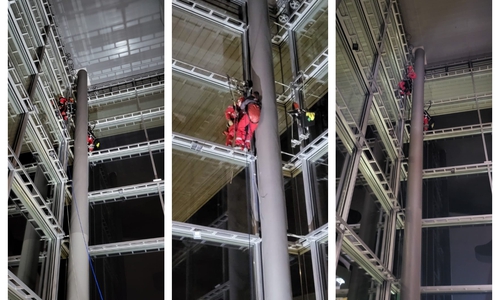 Ein Fensterputzer musste aus 17 Meter Höhe gerettet werden. 