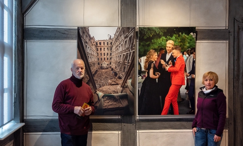 Die Fotografen Volodymir Ogloblin (li.) und Elena Dolzhenko (re.) in der Ausstellung „Charkiw“.