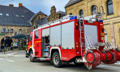 Unter Atemschutz kontrollierte die Feuerwehr das Gebäude.