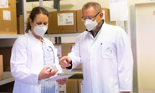 Chefapotheker Hartmut Vaitiekunas und Apothekerin Melanie Annen im neuen Sanitätsmittellager bei der Inventur.
