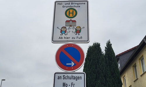 Ein Schild weist auf die neue Hol- und Bringzone hin.