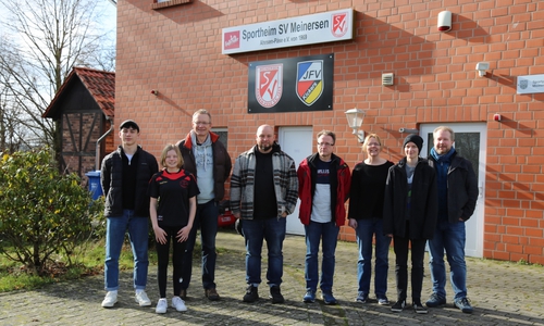Neuer Spartenvorstand um Benjamin Müller (4. v. li.) und Trainer.