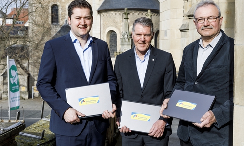 Gemeinsam für Bila Tserkva in der Ukraine: Braunschweigs Oberbürgermeister Dr. Thorsten Kornblum, Knud Maywald, Vorsitzender des Vorstandes der Öffentlichen, und Igor Piroschik, 1. Vorsitzender des Vereins Freie Ukraine Braunschweig (von links nach rechts)