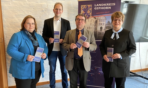 Präsentierten die neu gestaltete Handreichung zum Thema Schottergärten: Beate Lütchens-Krüger, Christian Artic, Dr. Franz Josef Holzmüller und Kreisrätin Ute Spieler (v. li.).