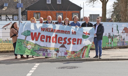 Die Beteiligten halten das etwas kleinere mobile Banner hoch. Cartoonist Tobias Wagner ist auch dabei (3. von rechts)