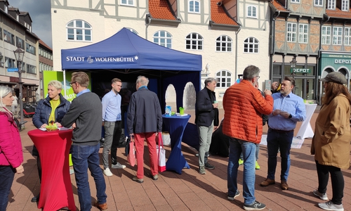 Der Bürgermeister, Dezernenten und das Team der Stadtverwaltung kamen bei bestem Wetter mit den Bürgern ins Gespräch.