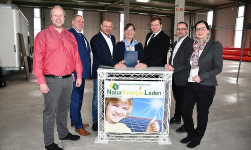 Übergabe des Förderbescheids am neuen Firmenstandort: (v.l.) Jörn Domeier, MdL; Bürgermeister Wittich Schobert; Ralf Minor (NaturEnergieLaden); Landesbeauftragte Dr. Ulrike Witt; Christian Minor (NaturEnergieLaden); Thomas Klein (Wirtschaftsregion Helmstedt); Veronika Bode, MdL