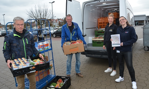 Sie sehen sich jetzt öfter: Die ehrenamtlichen DRK-Fahrer Jörn Langelotz und Henning Schrader, Markt-Inhaberin Anna Häring sowie Anja Nestle, stellvertretende Leiterin der DRK-Servicestelle (v. li.).