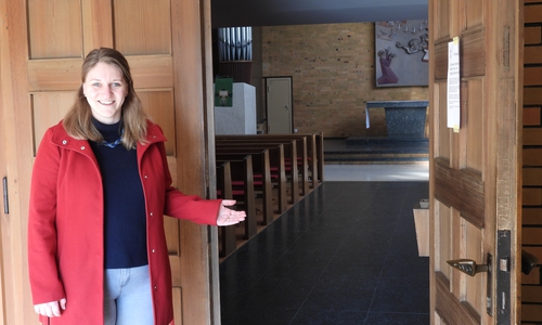 Janina Reichelt am Eingang der Kirche.