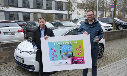 Stellten die neue Wolfsburg-App vor: Oberbürgermeister Dennis Weilmann und Jan Wilker (Stv. Leiter Referat Digitalisierung und Wirtschaft).