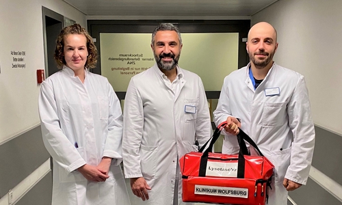 Freuen sich über die erfolgreiche Rezertifizierung der Schlaganfall-Einheit (Stroke Unit): Oberärztin Dr. Verena Mächler (li.), Chefarzt Dr. Hakan Cangür (Mi.) und Omar-Christian Popoviciu.