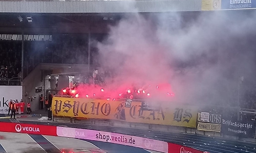Auch die Eintracht-Fans zündeten Pyrotechnik.