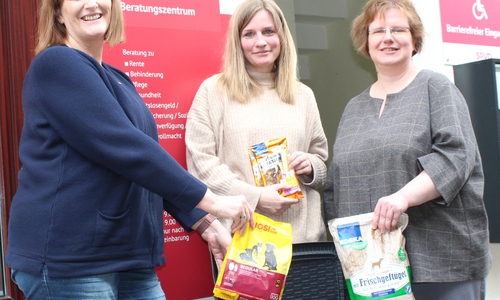 (v.l.) Birgit Grimm, Marlene Brennecke und Christine Scholz vom Gifhorner SoVD-Beratungszentrum hoffen auch viele Futterspenden.
