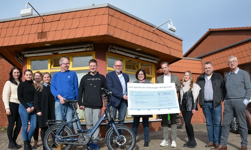  Symbolische Scheckübergabe an die Beschäftigten der Lebenshilfe Peine-Burgdorf. Für das Geld wurde ein E-Bike angeschafft.