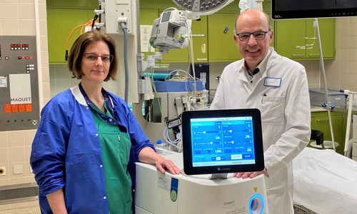 Bei der Behandlung gutartiger Prostatavergrößerungen setzt die Urologie des Klinikums Wolfsburg mit Chefarzt Dr. Armin Leitenberger (re.) auf den Einsatz eines hochmodernen Holmium-Lasersystems.