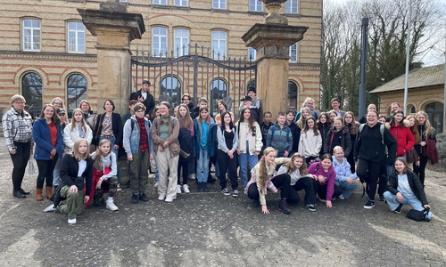 Schülerinnen und Schüler aus Valkeakoski und Vechelde mit den begleitenden Lehrkräften sowie Britta Schwartz-Landeck (Erste Gemeinderätin) und Bürgermeister Tobias Grünert.