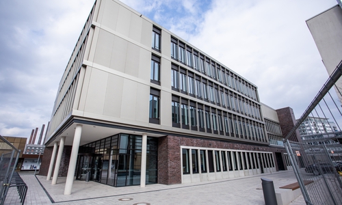 Außenaufnahme des neuen Gebäudes der Fakultät Gesundheitswesen der Ostfalia Hochschule für angewandte Wissenschaften am Standort Wolfsburg.