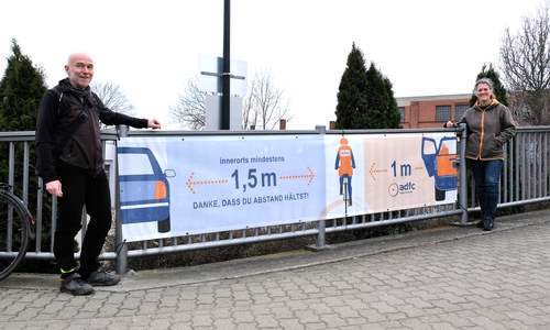 Tanja Mees und Thilo Neumann mit dem Banner am neuen Standort.
