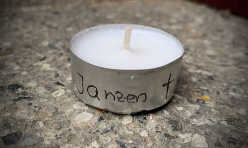 Diese Kerze mit Namen und Kreuz hinterließen die Täter Janzen vor seiner Haustür.
