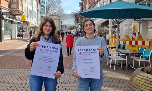 Führen die Zertifizierung durch: Projektverantwortliche Noreen Klöpper (li.) bekommt Unterstützung von Studentin Marie Orban.