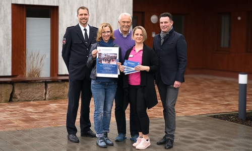 Polizeidirektor Oliver Meyer (Leiter der Polizeiinspektion Gifhorn), Bettina Tews-Harms (Geschäftsführung des Hospiz Gifhorn), Reinhard Jung (Vorstand der Hospizstiftung), Katrin Böhme (Pflegedienstleitung) und Matthias Nerlich (Bürgermeister der Stadt Gifhorn) (v. li.).