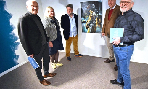 Freuen sich über das neue Bild in der Städtischen Kunstsammlung (von links): Rainer Dworog, Vorsitzender der Dr. Juch Kulturstiftung, Stephanie Borrmann, Kuratorin der Städtischen Kunstsammlung, der Künstler Edward B. Gordon, Kulturdezernent Jan Erik Bohling und Horst Feldmann, stellvertretender Vorsitzender der Dr. Juch Kulturstiftung.