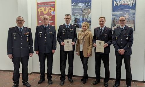 Über ihre Urkunde freuen sich Kevin Schmidt (3. v. li.) und Max Singer (2. v. re.) zusammen mit Christian Hellmeier, Udo Löprich, Oberbürgermeisterin Urte Schwerdtner und Kai Schmidt (v. li.).