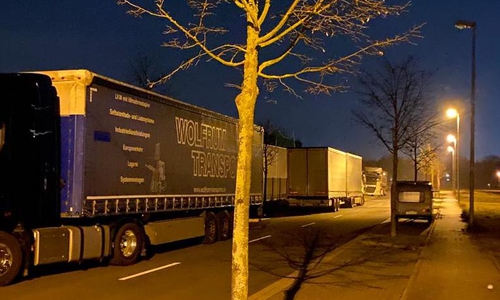CDU, BIBS und FDP fordern ein LKW-Halteverbot in der Gerhard-Borchers-Straße.