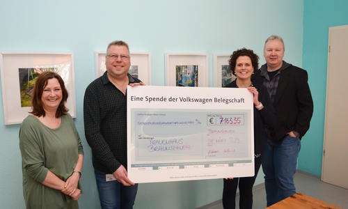 Astrid Sutor (Leiterin Frauenhaus), Kai Brand  (Betriebsrat), Nina Krumme (Personalwesen) und  Stefan Schaper (Geschäftsführer AWO) bei der Übergabe des symbolischen Spendenschecks.