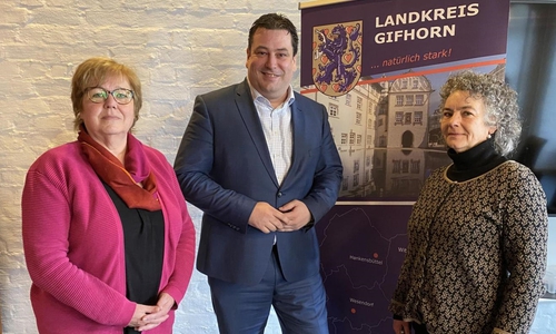 Jutta Leinemann (li.), Stabsstelle Integration des Landkreises Gifhorn), Landrat Tobias Heilmann und Josefin zum Felde (Leiterin Stabsstelle Integration) stellten die Bilanz für 2022 zum Projekt Integrationslotsen vor. 
