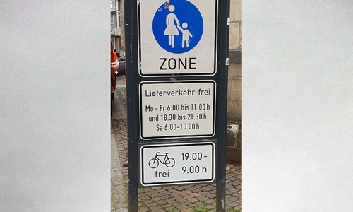 Schilder weisen auf die neue Regelung hin.