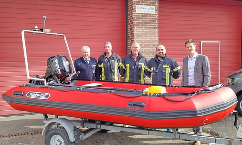 Gemeindebrandmeister Peter Splitt, stellvertretender Gemeindebrandmeister Dirk Oppermann, Ortsbrandmeister Stefan Alt, stellvertretender Ortsbrandmeister Florian Opitz und Bürgermeister Tobias Grünert bei der Übergabe des Rettungsboots vor der Ortsfeuerwehr Wedtlenstedt (v. li.).