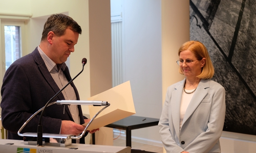 Erste Kreisrätin Regine Breyther wurde heute nach achtjähriger Amtszeit im Kreistag verabschiedet. Landrat Dr. Alexander Saipa verlas die Entlassungsurkunde. Offiziell tritt sie zum 15. April 2023 in den Ruhestand ein.