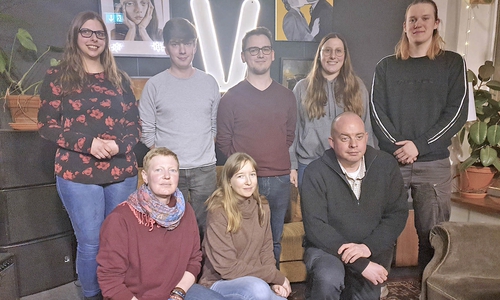Der neue Vorstand des Stadtjugendringes Wolfenbüttel (stehend v. li.): Lisa Loncyk (Kreisjugendring), Nico Förster (DLRG-Jugend), stellvertretender Vorsitzender Maik Niemann (katholische Jugend), Fransika Sender, Jakob Sascha (katholische Jugend), kniend: Jennifer Bökemüller (Baptistische Pfadfinder), Laura Moreton (Kassenführerin, DLRG-Jugend), Christopher Harris (Ski- und Kanusportgruppe am Gymnasium im Schloss), es fehlt Jonathan Raesche (Vorsitzender). 