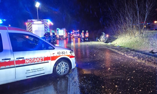 Das Auto lag bei Eintreffen der Einsatzkräfte im Straßengraben.