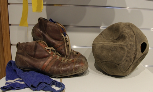 Einige spannende Exponate gibt es bereits. Wie hier die historische Fußballausstattung.