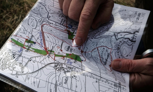  Die ursprüngliche Planung, den Lehrpfad als Rundweg um den verlandeten Fortuna-Teich zu führen, wurde zugunsten des Stichwegs verworfen.