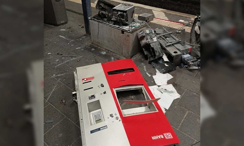 Die Teile des zersprengten Automatens lagen auf dem Bahnsteig verteilt.